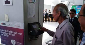 Municipalidad acompaña a trabajadores en su última marcación de asistencia