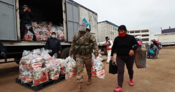 Entregan canastas de víveres a familias vulnerables de Chorrillos