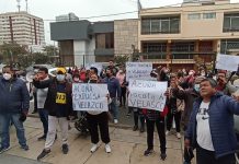 VECINOS DE CHORRILLOS PROTESTAN A LOS EXTERIORES DEL LOCAL DE ALIANZA PARA EL PROGRESO