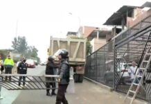 San Juan de Miraflores: municipalidad retira cochera de metal instalada en vereda